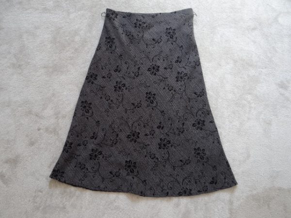 Women's Grey Flowery Lined Textured Skirt size 14