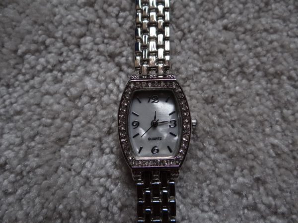 Women's silver coloured quartz watch