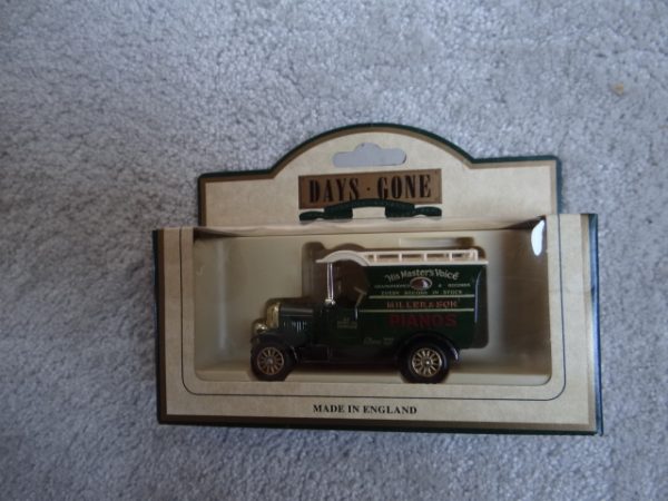 Days Gone Vintage Models made by Lledo plc 1926 Bull Nose Morris Van