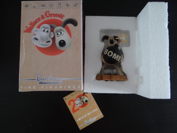 Wallace and Gromit Fine Figurines Gromit and the Bomb