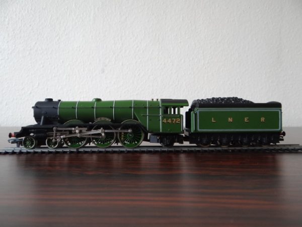 Hornby Flying Scotsman LNER 4-6-2 Locomotive and Tender 4472