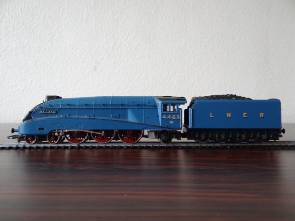 Hornby Railways Mallard LNER 4-6-2 Locomotive and Tender 4468
