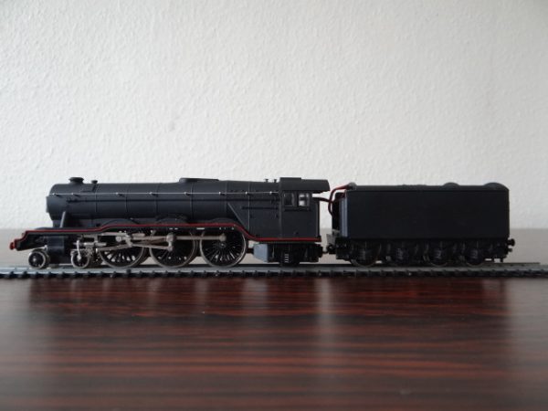 Trix Trains Flying Scotsman 4-6-2 Locomotive and Tender in Black