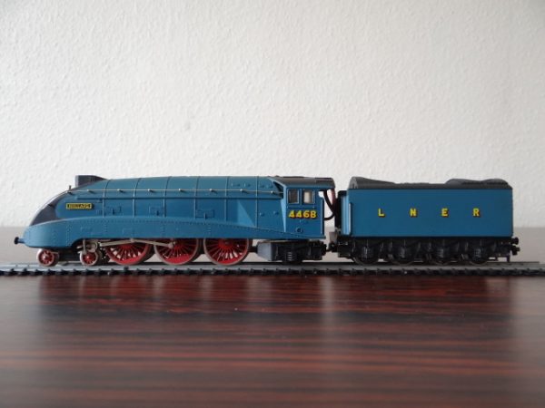 Hornby ??? Mallard LNER 4-6-2 Locomotive and Tender