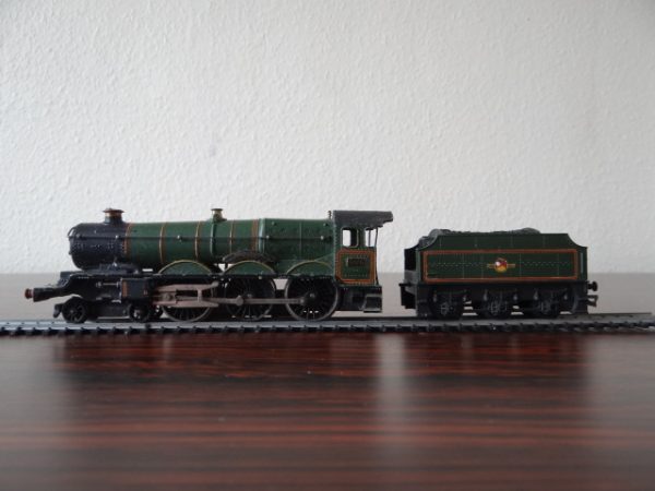 Hornby Dublo Wellington Castle Class 4-6-0 Locomotive 5075 and Tender