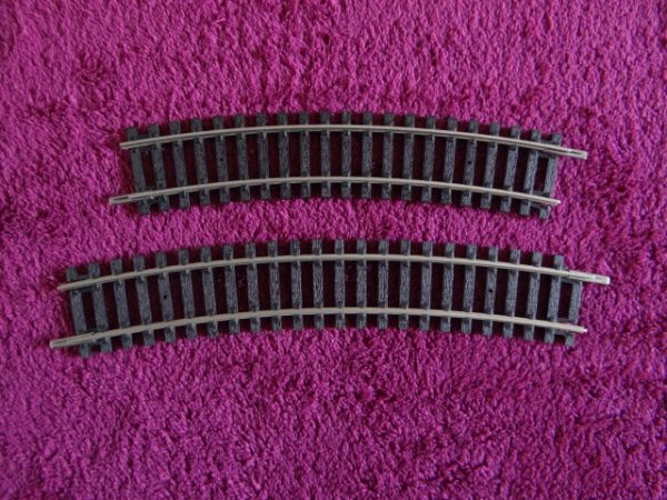Track x 1 - R604 Hornby OO Gauge Curve 1st Radius - Made in China Track x 1 - R606 Hornby OO Gauge Curve 2nd Radius - Made in China